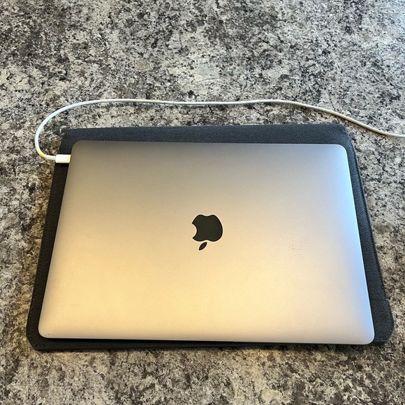 Macbook air 256g 2020 with case and charger - Picture 2 of 16